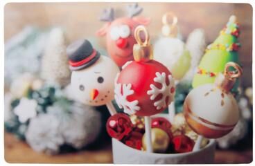 IH Casa Decor Plastic Placemat Holiday Cake Pop- Set of 12