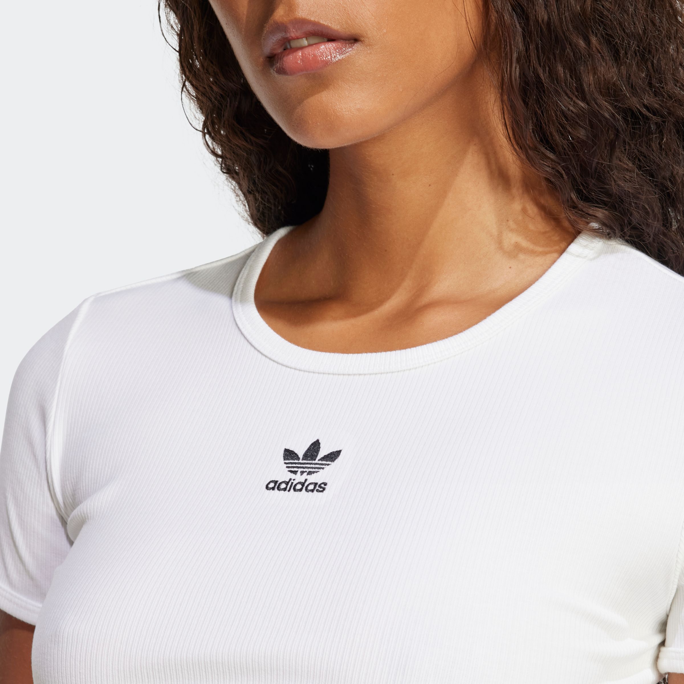 T-Shirt ADIDAS ORIGINALS "ESS RIB TEE", Damen, Gr. XXL, weiß, Obermaterial: 46% Baumwolle, 45% Viskose, 9% Elasthan, Rundhals, Shirts T-Shirt, figurbetonte Passform, schmaler Schnitt, kürzerer Schnitt