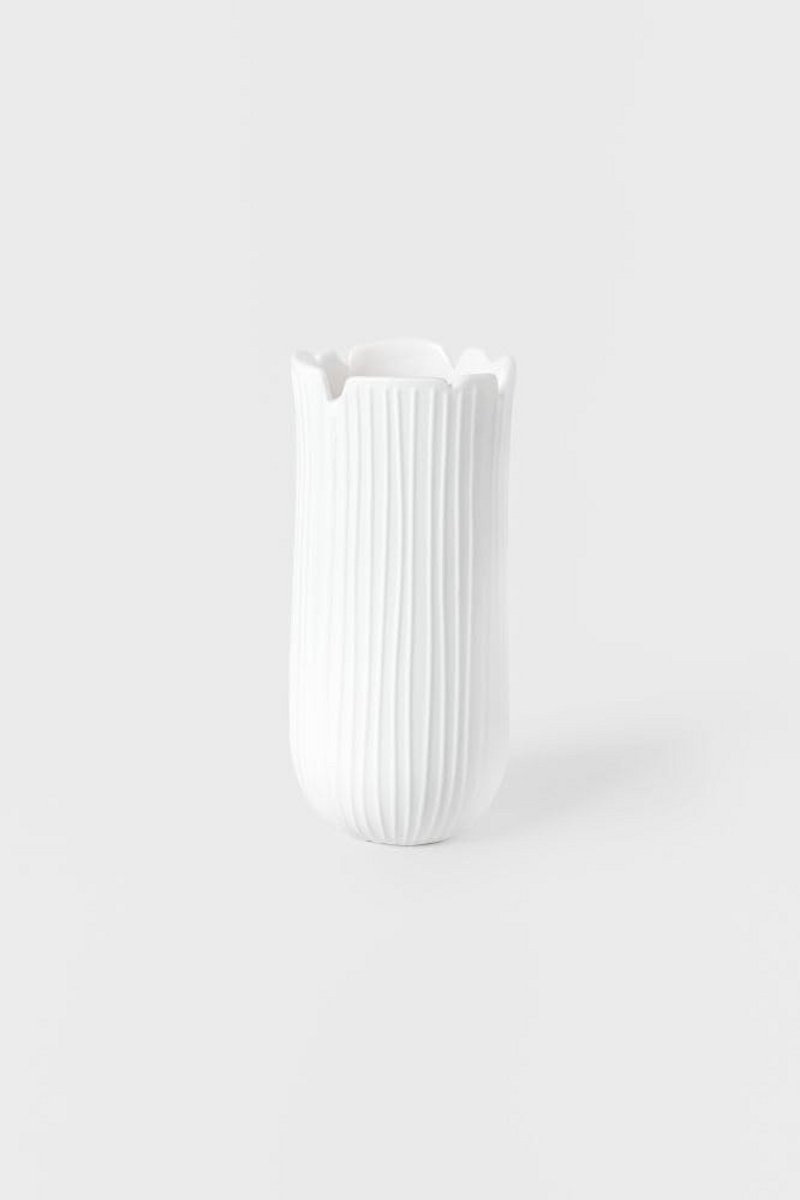 Sierlijke Porseleinen Vaas met Bloemvorm - Modern Bloemenaccessoire