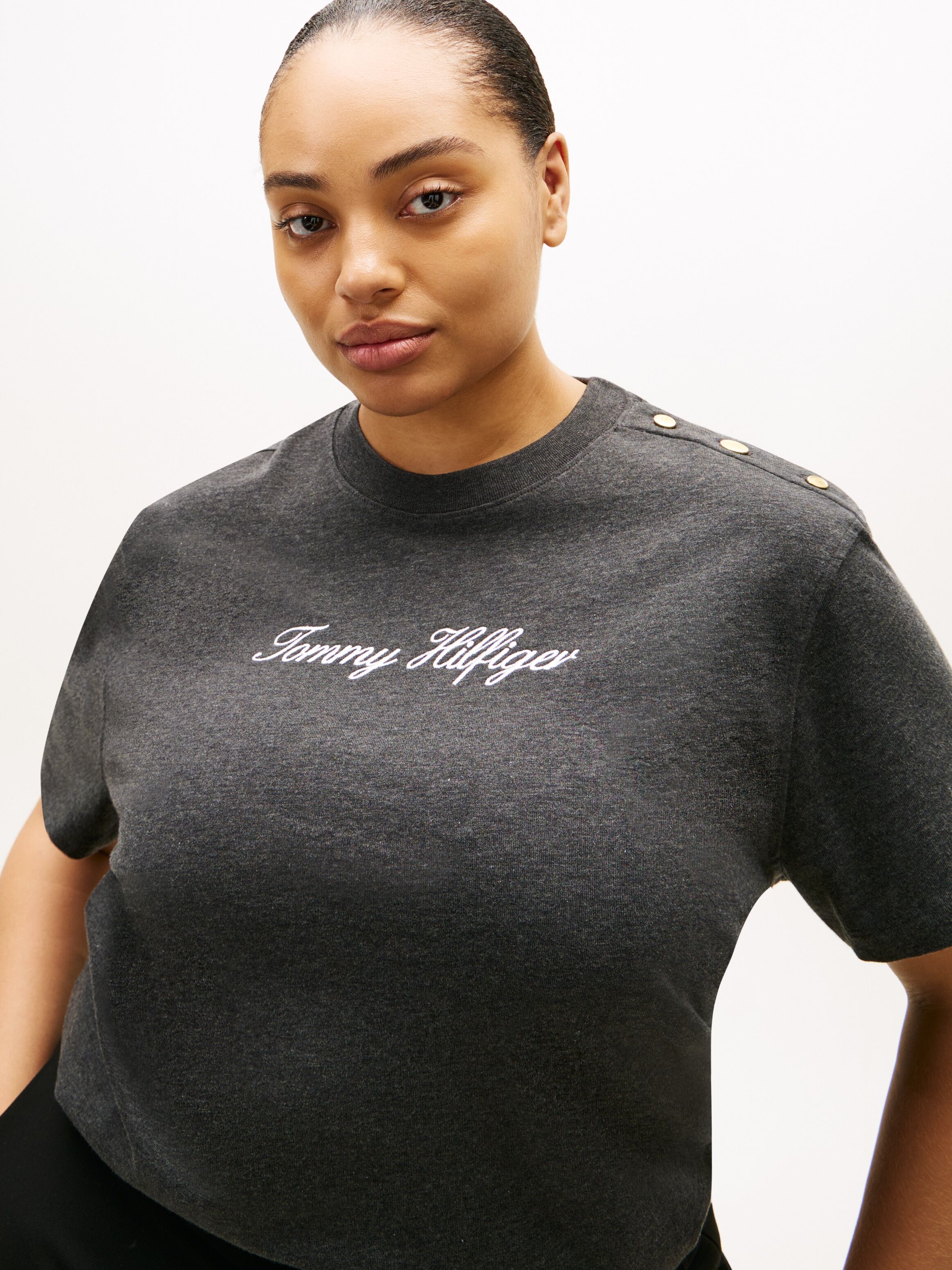 Kurzarmshirt TOMMY HILFIGER CURVE "CRV GOLD BTN SCRIPT MDRN SS TEE", Damen, Gr. 50, grau (dunkelgrau heather), Single Jersey, Obermaterial: 100% Baumwolle, meliert, Rundhals, Shirts Kurzarmshirt, in grossen Grössen, mit goldfarbenen Knöpfen dunkelgrau hea