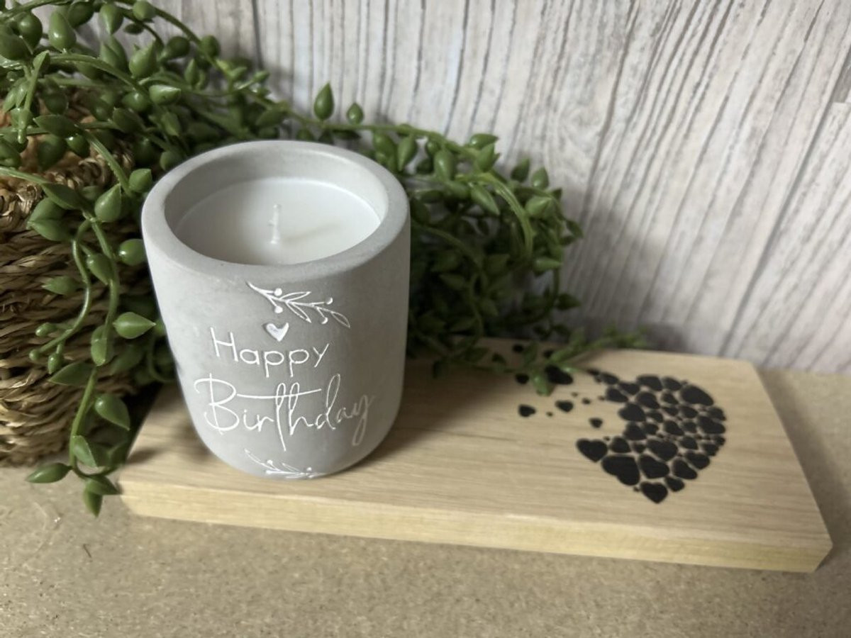 Creaties van Hier Cement Kaars Happy Birthday met houten plankje - 8 cm