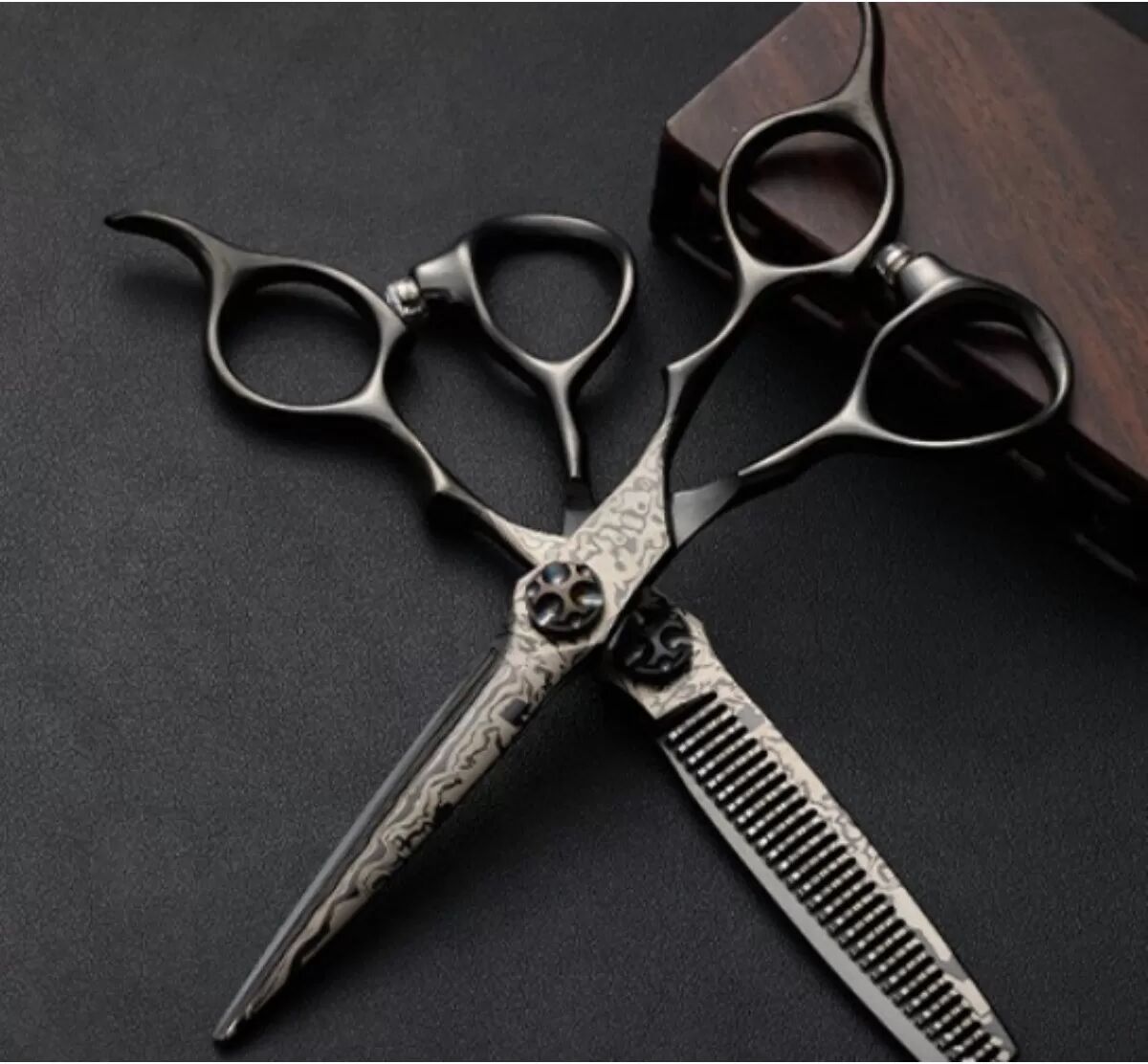 INF Professionelles 9CR13 Edelstahl-Friseurscheren-Set mit Ergonomischem Design und Stilvollem Muster - 8-teiliges Barber Kit Schwarz