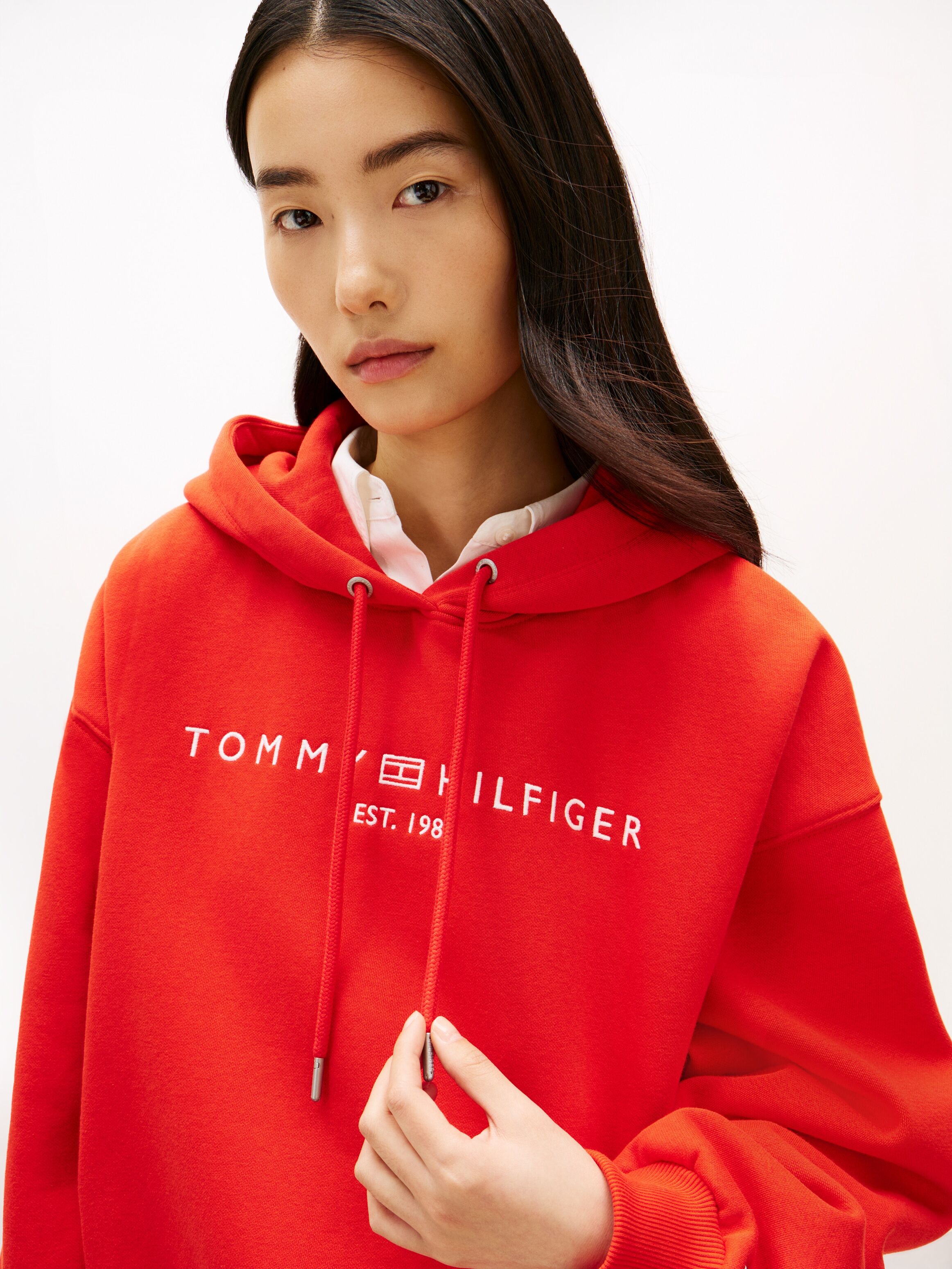 Kapuzensweatshirt TOMMY HILFIGER "CORP LOGO MDRN HOODIE", Damen, Gr. XS (34), rot (fireworks), Sweatware, Obermaterial: 63% Baumwolle, 37% Polyester, unifarben, regular fit, Rippbündchen, Sweatshirts Kapuzensweatshirt fireworks XS (34)