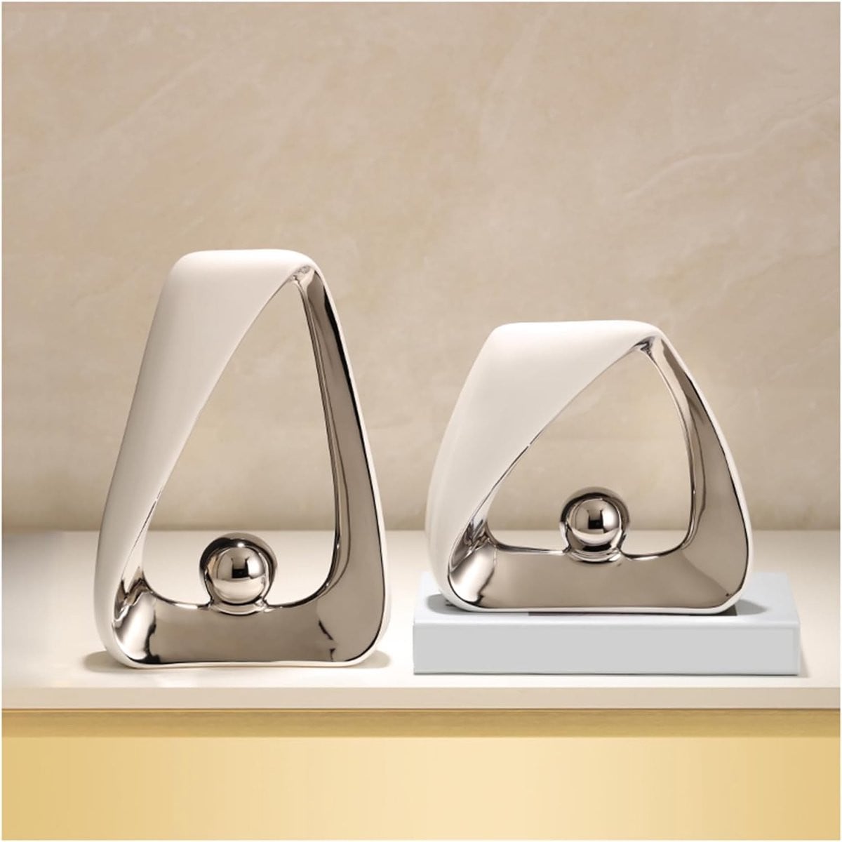 Set van 2 decoratieve abstracte sculpturen in zilver van keramiek voor op tafel