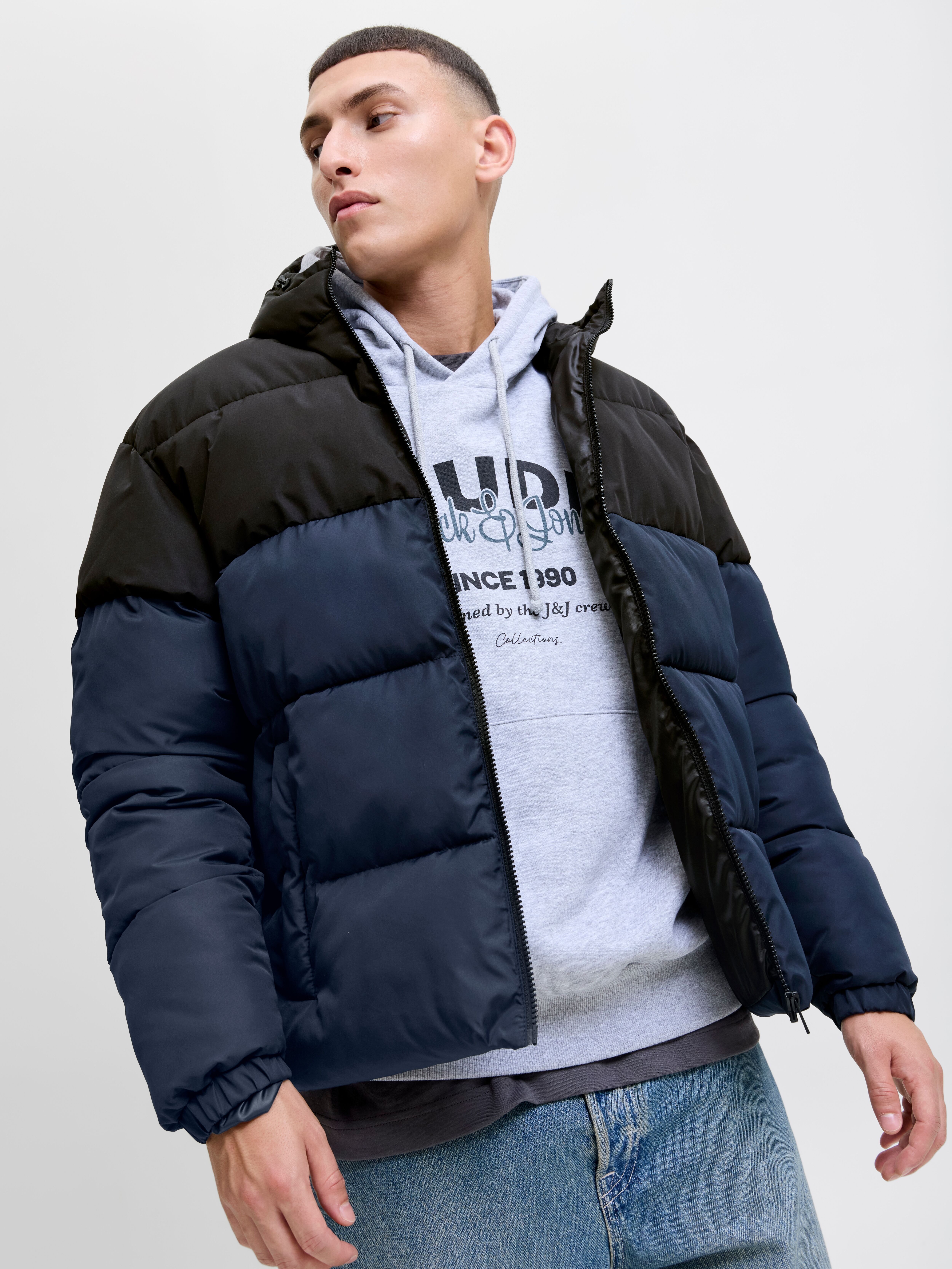 Steppjacke JACK & JONES "JJMAZE PUFFER HOOD", Herren, Gr. XS, schwarz (sky captain detail:schwarz blocking), Web, Obermaterial: 100% Polyester, regular fit, Jacken Steppjacke sky captain detail:schwarz blocking XS