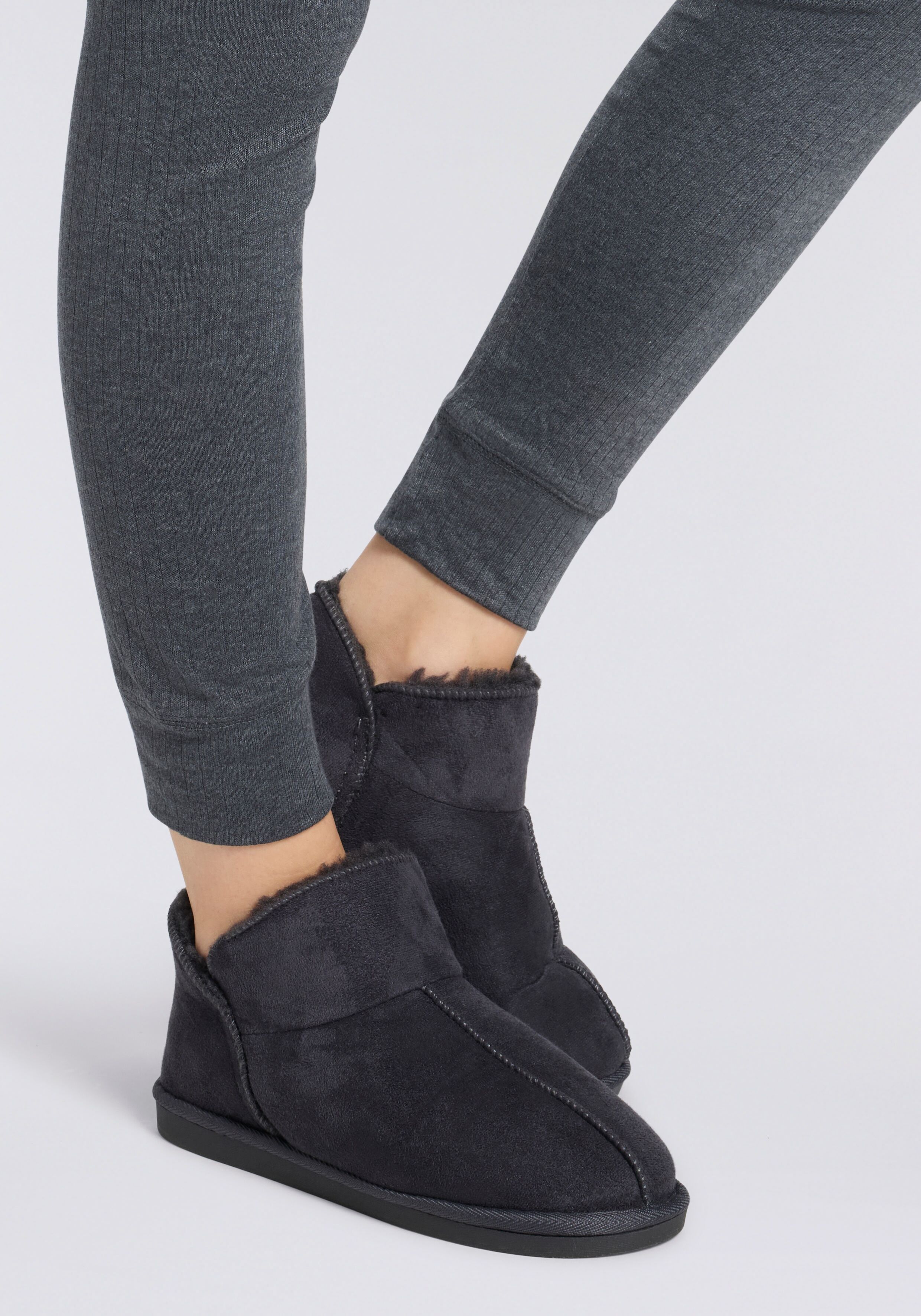 Hausschuh XQ FOOTWEAR "LADIES HOME BOOTS SUEDE", Damen, Gr. 37/38, grau (dunkelgrau), Obermaterial: 100% Polyester. Futter: 100% Polyester. Laufsohle: 100% Gummi, unifarben, Schuhe Hausschuh, mit Logoprägung und kuscheligen, wärmenden Innenfutter