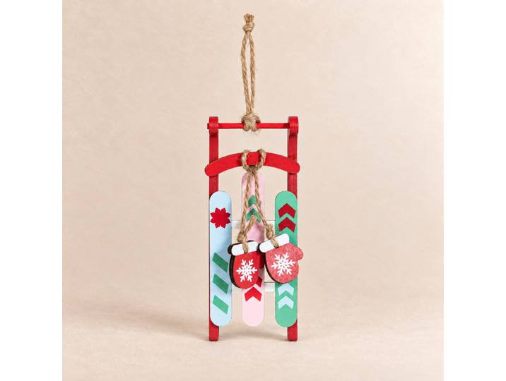 Mehrfarbiger Weihnachtsschmuck in Schlittenform aus Pappelholz