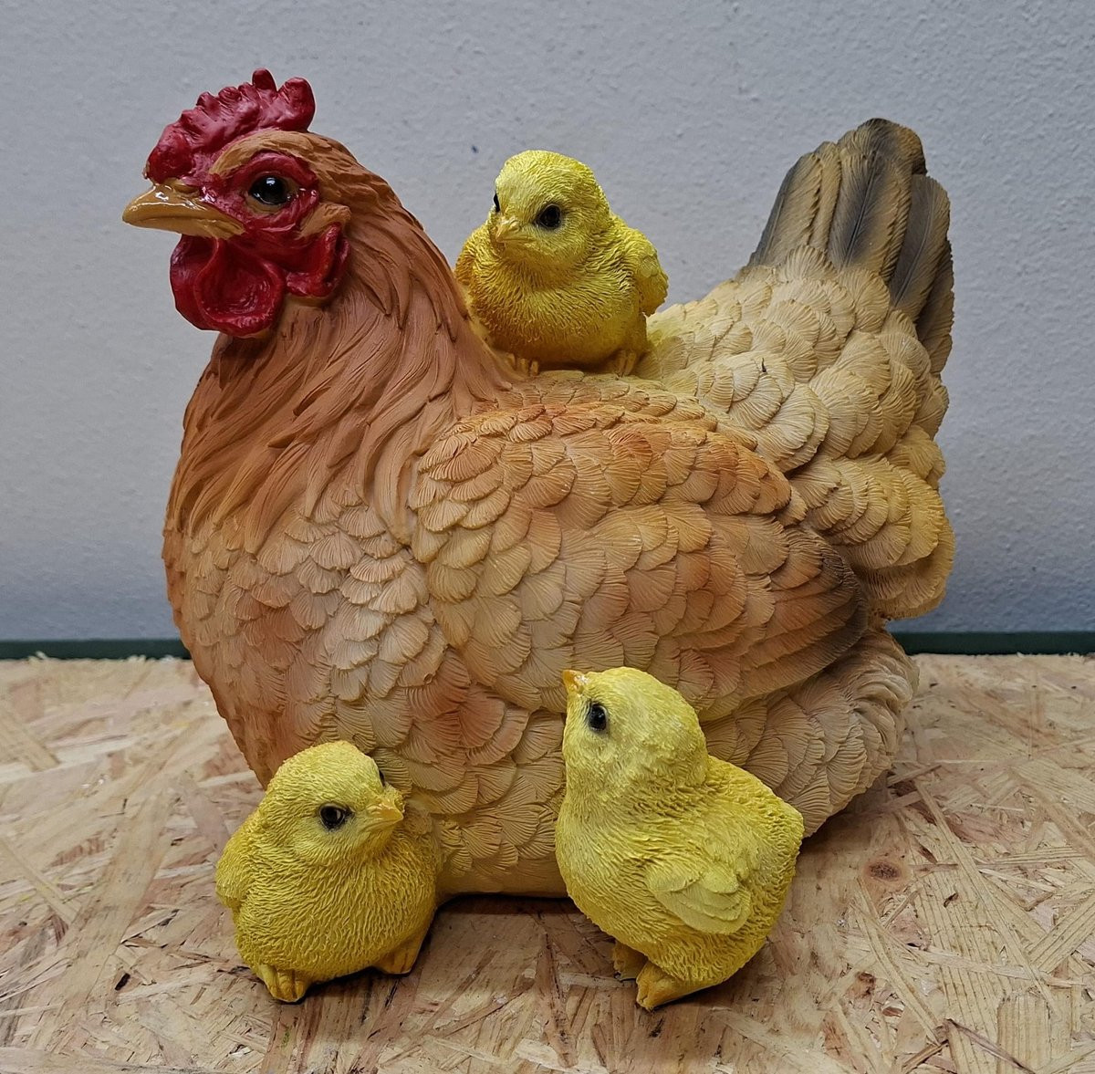 Handgeschilderd Decoratiebeeld Kip met 3 Kuikens - Landelijke Broedende Kloek voor Binnen en Buiten - Hoogte: 21 cm
