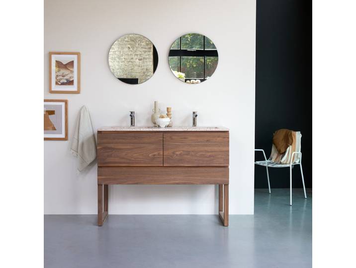 Badezimmerschrank aus massivem Nussbaumholz und rosa Premium-Terrazzo Edga - Rosa