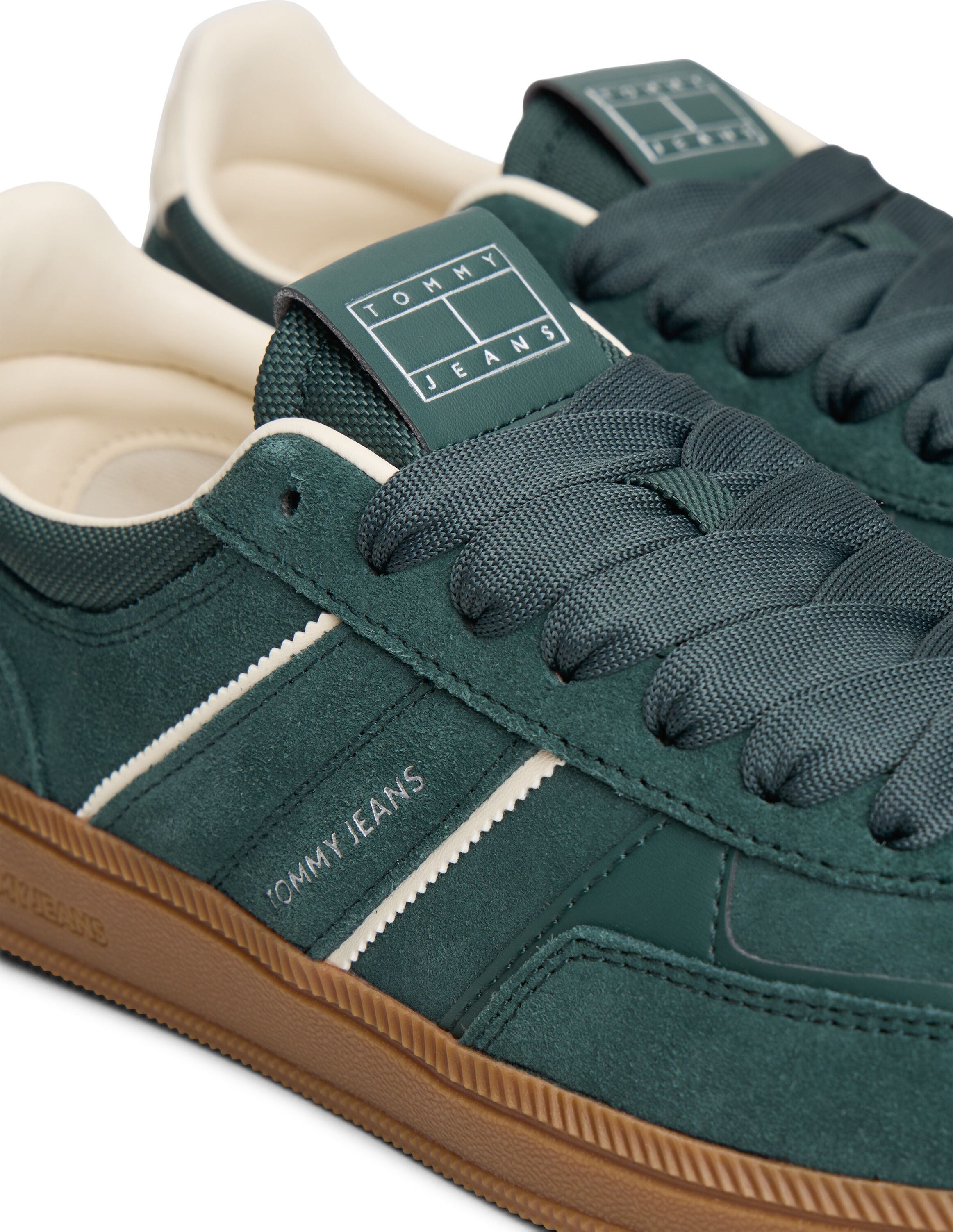 Plateausneaker TOMMY JEANS "THE GREENWICH EDGE SUEDE", Damen, Gr. 39, Textil, grün, weiß, Lederimitat, Textil, Veloursleder, kontrastfarbene Details, Schuhe Plateausneaker, Freizeitschuh, Halbschuh, Schnürschuh mit gepolstertem Schaftrand grün, weiß 39, T