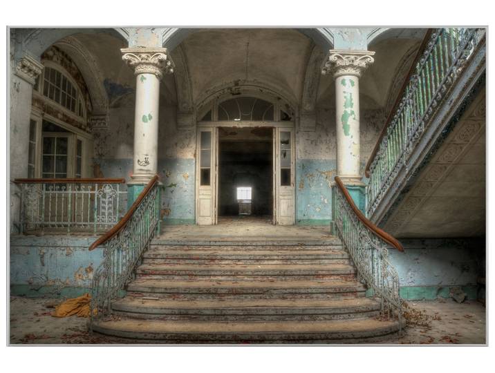 Bild mit Rahmen Lost Place Treppe 1 image LAND