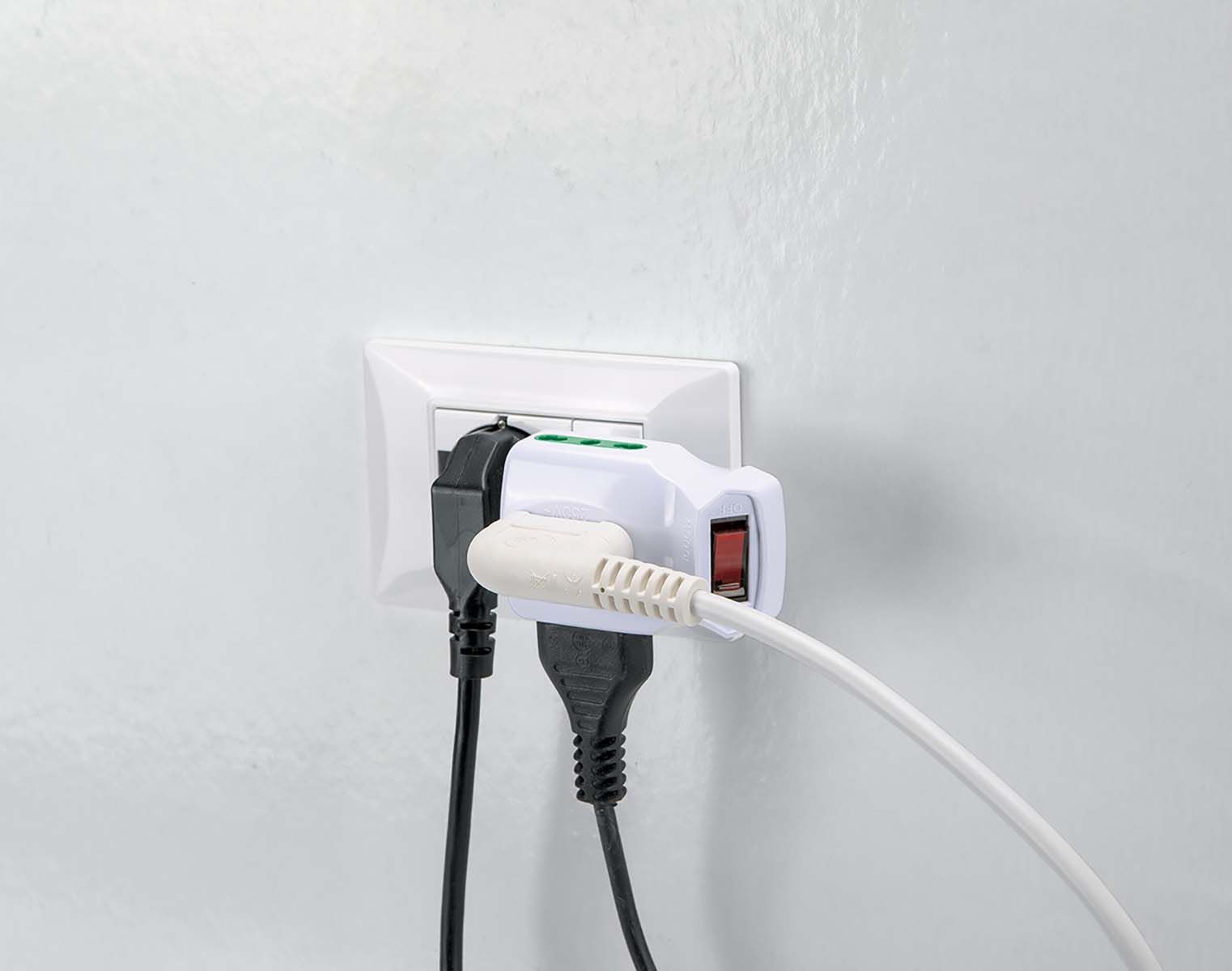 Fanton Adattatore Triplo Spina Italiana 2p+t 10a + 3 Prese Bipasso Italiane + Interruttore Automatico Di Sovraccarico 87315