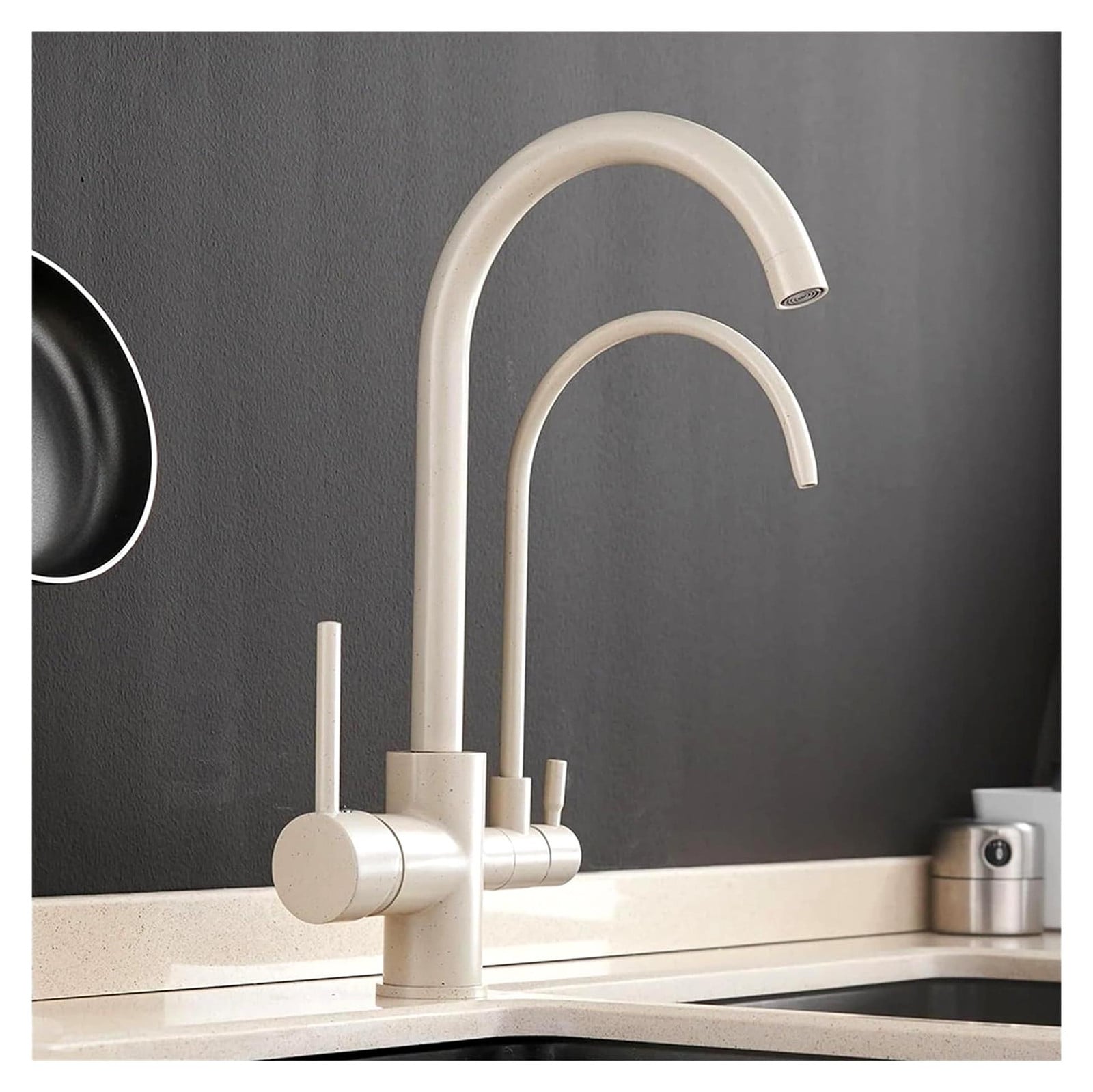 Moderne witte keukenmengkraan met waterfilter en 360-graden draaibare uitloop
