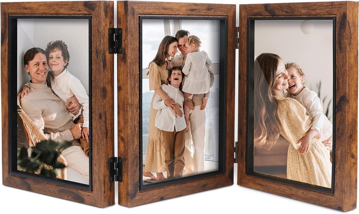 Drievoudige fotolijst met houtnerf afwerking in donkerbruin voor bureau decoratie, 5x7 cm