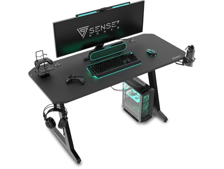SENSE7 Nomad Classic Bureau\, Table de Jeu 140 x 60\, Support PC avec Crochet pour Casque\, Porte-gobelet\, Support pour Manette\, Surface en Fibre de Carbone\, Bureau de Jeu Ergonomique