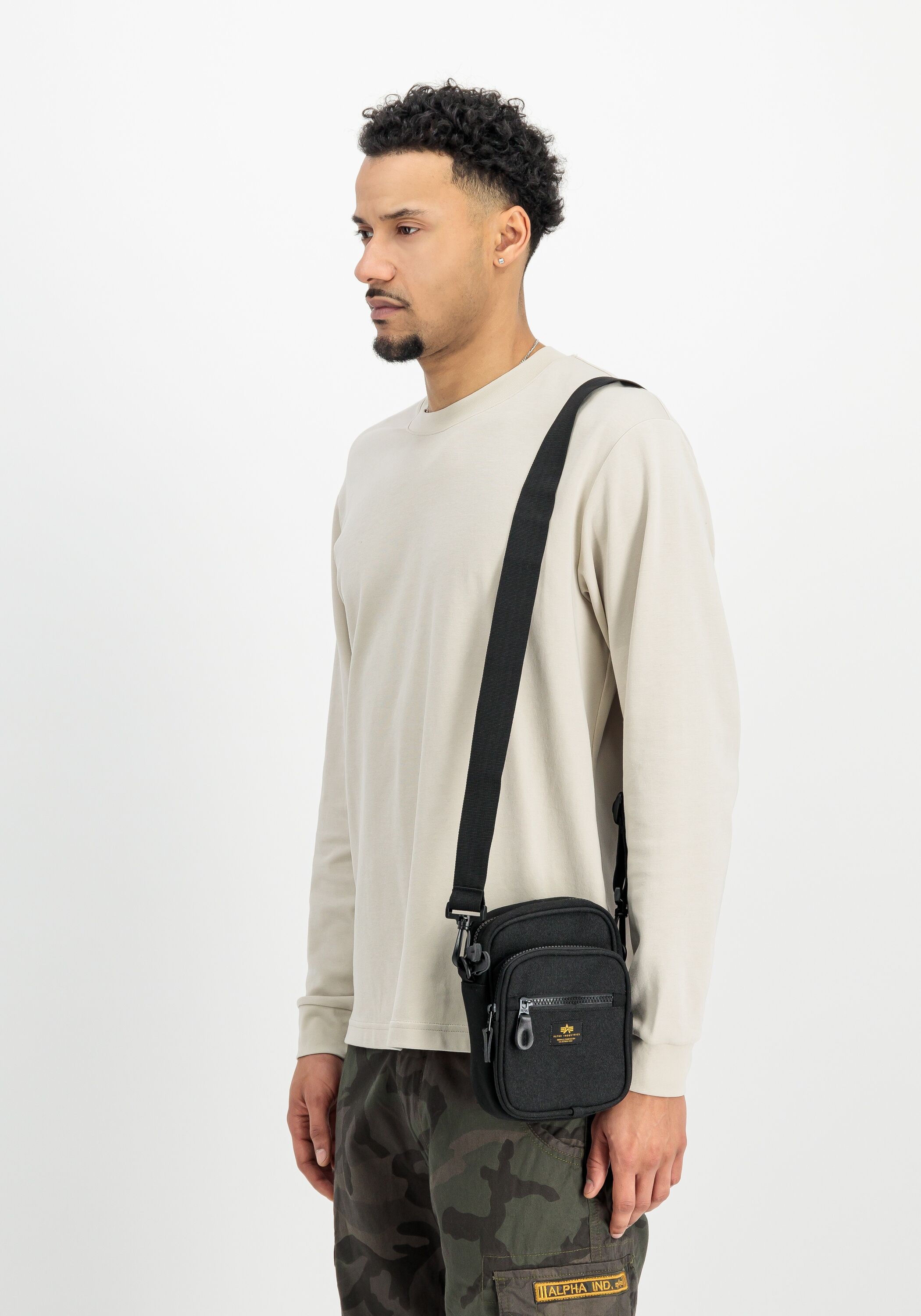 Umhängetasche ALPHA INDUSTRIES "Label Messenger Bag S", schwarz, Obermaterial: 100% Polyester. Futter: 100% Nylon, Taschen Umhängetasche