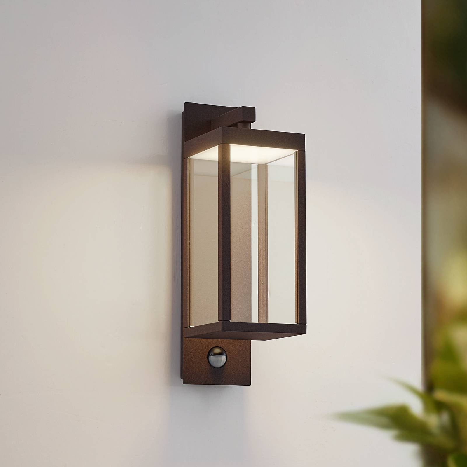 Lucande Ferdinand LED buiten wandlamp met bewegingssensor, bruin/koper, Aluminium en Glas, IP54