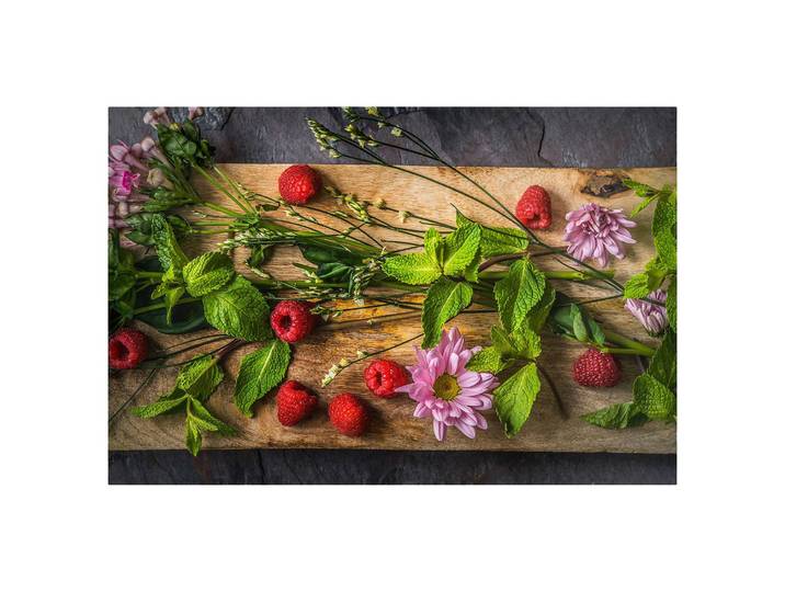 Tableau magnétique Framboises et menthe Acier verni et film vinyle Œillets de suspension à l'arrière Multicolore 60 x 40cm