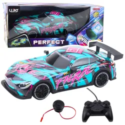 RC-Rennwagen mit beleuchteter türkisfarbener Karosserie