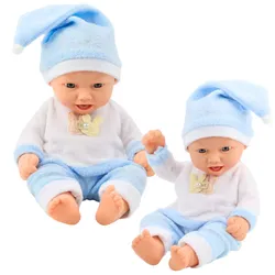Babypuppe in blauer Pyjamamütze mit Bommel