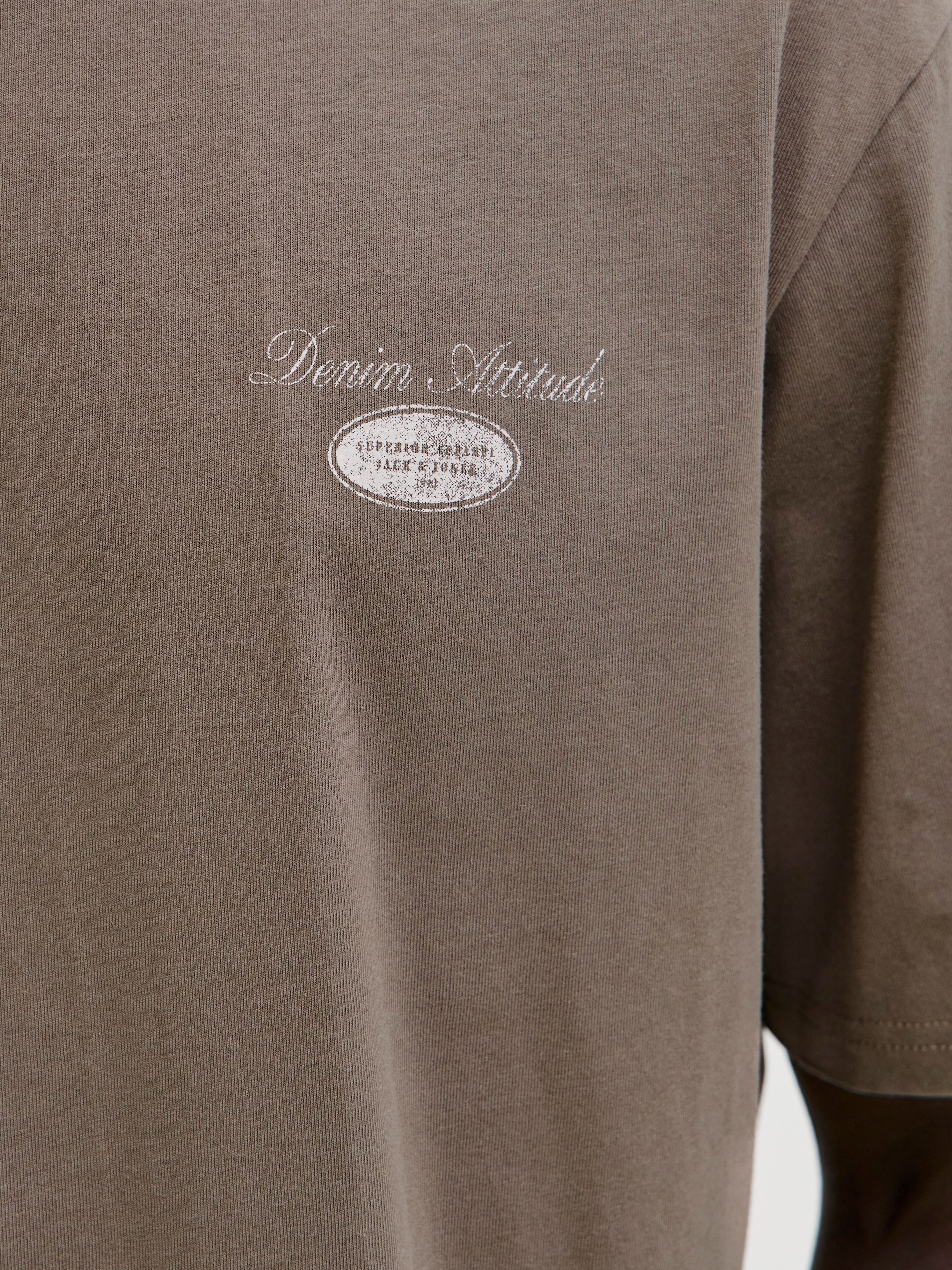 Rundhalsshirt JACK & JONES "JJEDOVER GRAPHIC TEE SS CREW NECK SN", Herren, Gr. XXL, braun (falcon), Jersey, Obermaterial: 100% Baumwolle, bedruckt, relaxed fit normal, Rundhals, Shirts Rundhalsshirt, Baumwolle, relaxed fit falcon XXL