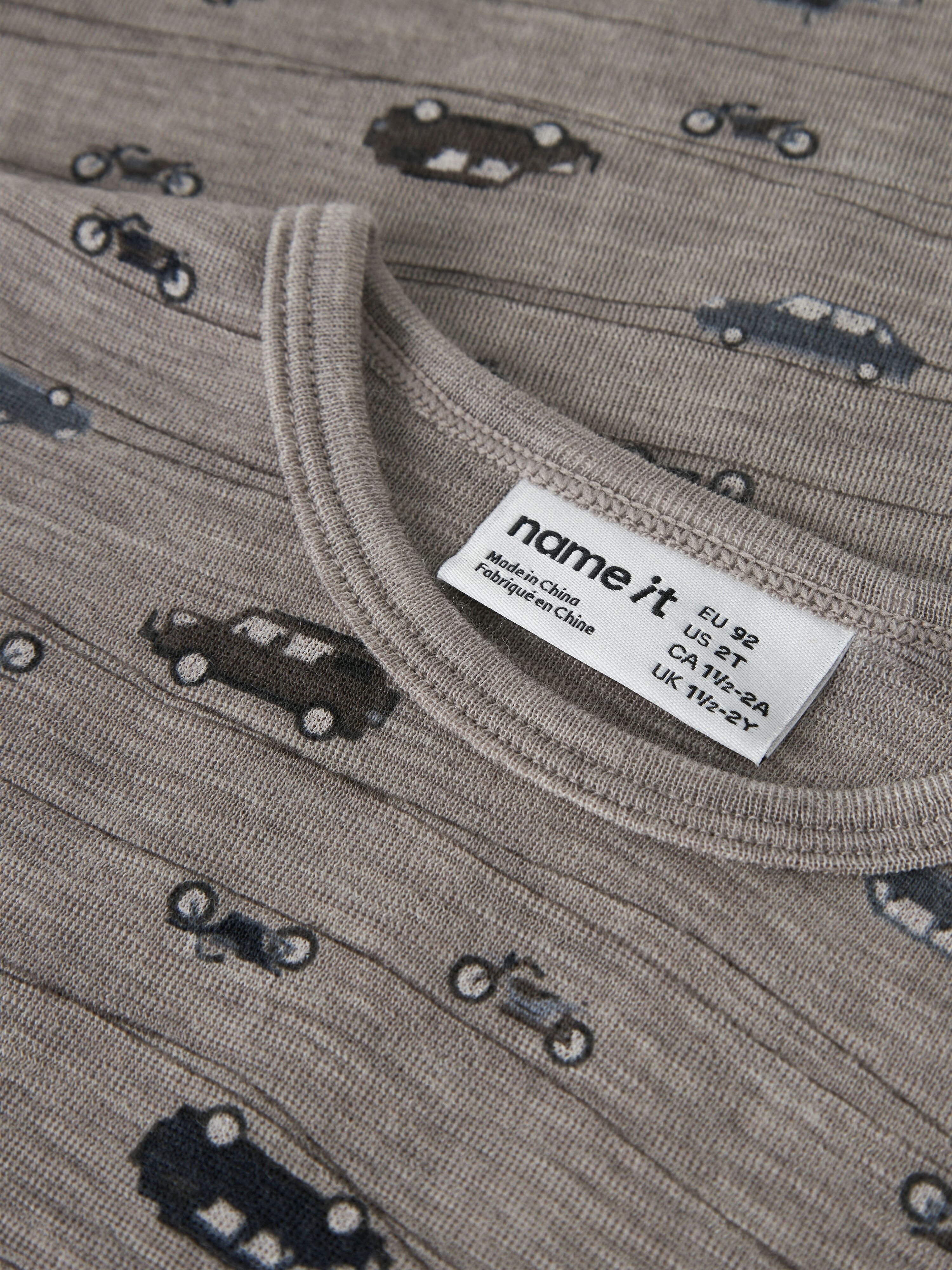 Langarmshirt NAME IT "NMMWANG WOOL RIB LS TOP AOP NOOS", Jungen, Gr. 104, beige (satellite aop:highway), Strick, Obermaterial: 100% Wolle, bedruckt, regular fit normal, Rundhals, gerader Abschluss, Shirts Langarmshirt, aus weicher und wärmender Merinowoll