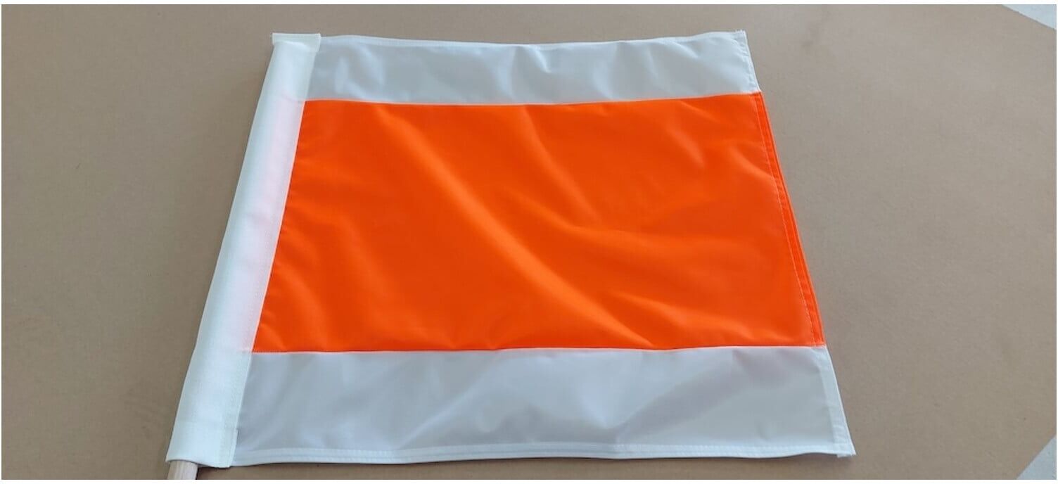 Warnflagge 50x50cm mit Holzstiel 80cm ; Hoffschmidt Werbeflaggen (4053569873161)