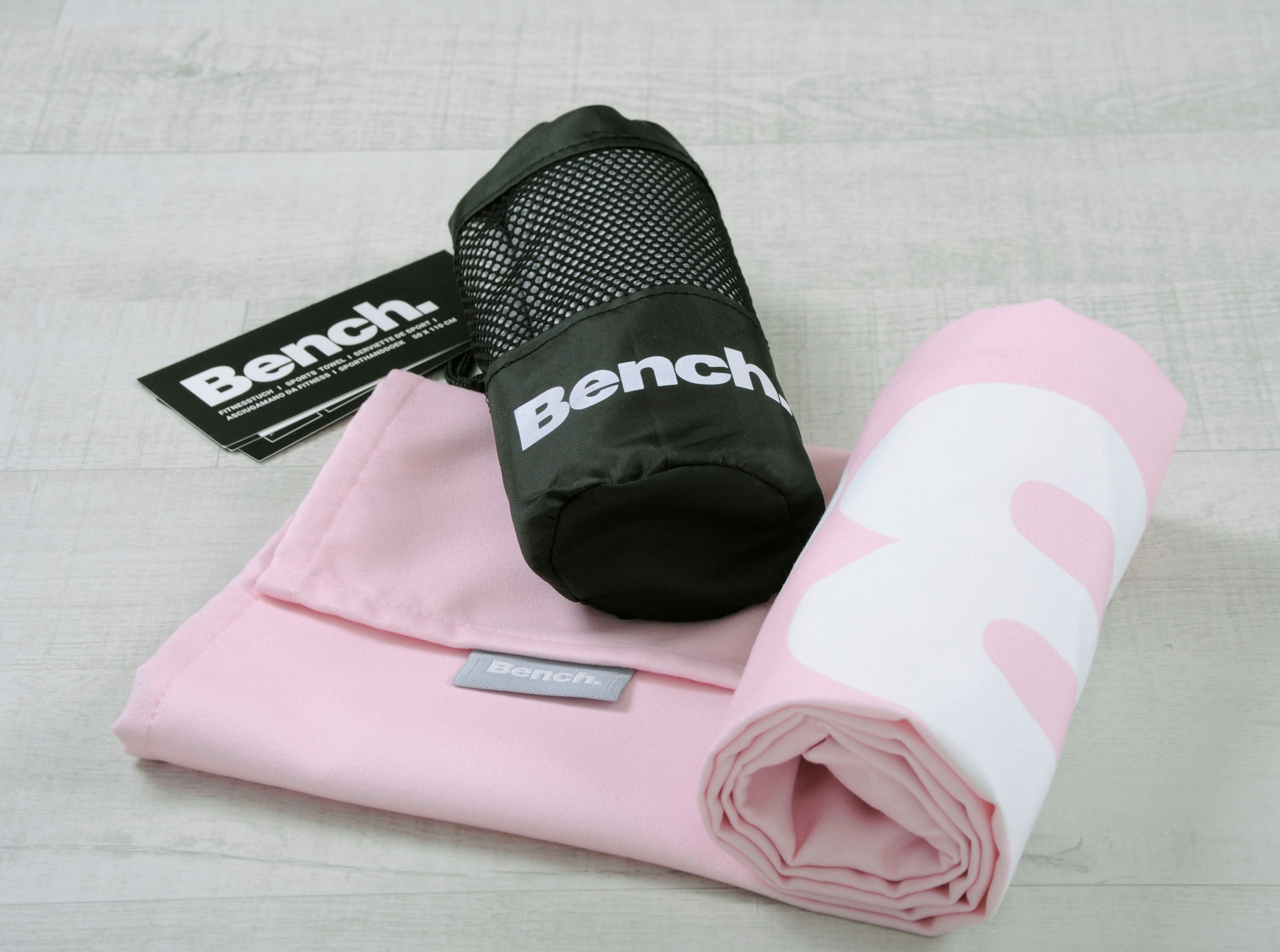 Sporthandtuch BENCH. "Bench", rosa, B:50cm L:110cm, Microfaser, Obermaterial: 100% Polyester, Handtücher, Sporthandtuch, Bench Fitnesstuch / Sports Towel mit Überschlag & Tasche, 50x110 cm rosa B/L: 50cmx110cm, 1 Stk., Schriftzug, Microfaser