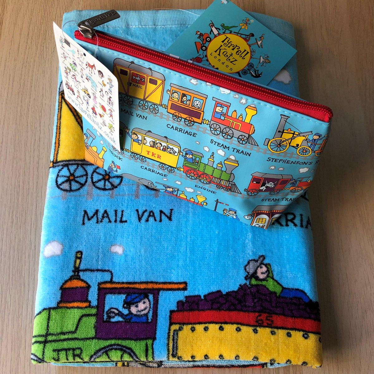 Tyrrell Katz Kinderhanddoek en Strandlaken met Toilettasje - Treinen - 140 x 70 cm