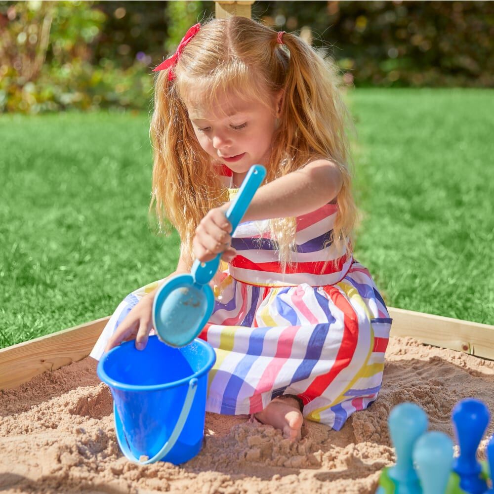 TP Toys Cabaña infantil sobre pilotes con tobogán madera marrón fsc®