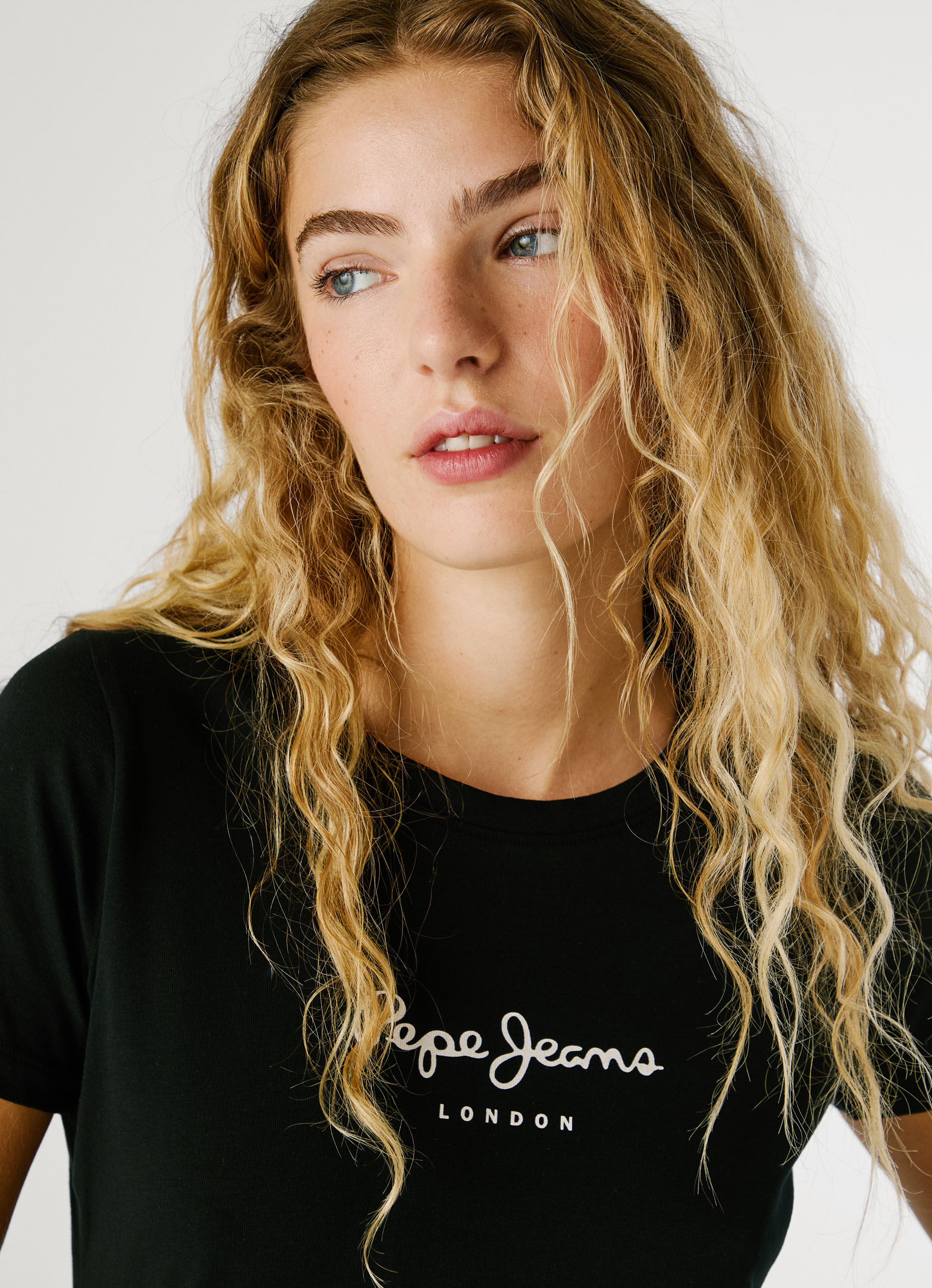 T-Shirt PEPE JEANS "NEW VIRGINIA", Damen, Gr. S (36), schwarz (schwarz 999), Single Jersey, Obermaterial: 95% Baumwolle, 5% Elasthan, bedruckt, figurumspielend hüftlang, Rundhals, Shirts T-Shirt, mit Logo-Print schwarz 999 S (36)
