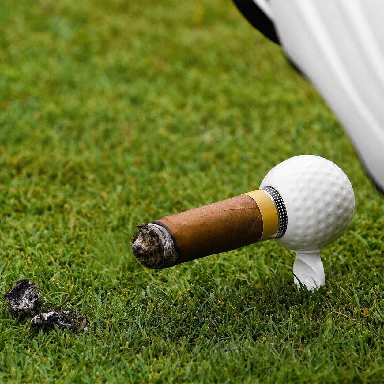 INF Golfball-Zigarrenhalter mit integriertem Magneten und realistischer Dimples-Struktur Grün