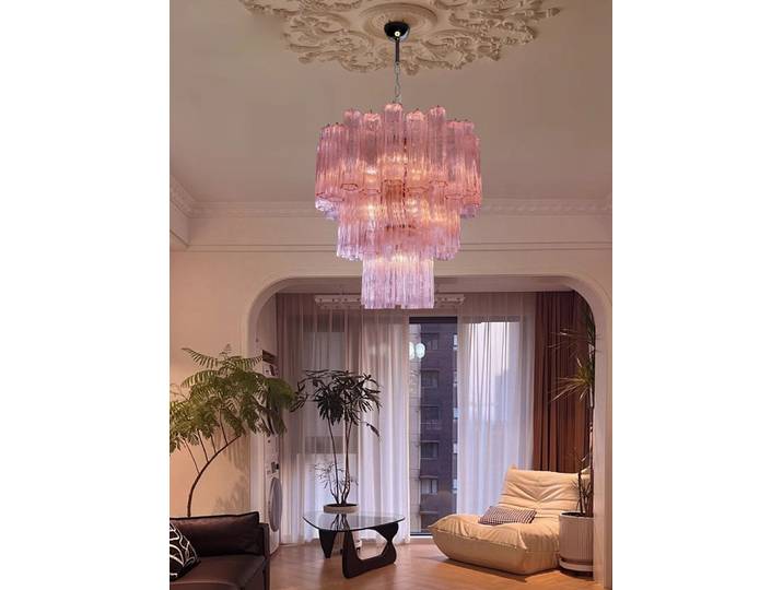 Lustre LED en verre coloré au design français tendance 2026, suspension luminaire pour salon