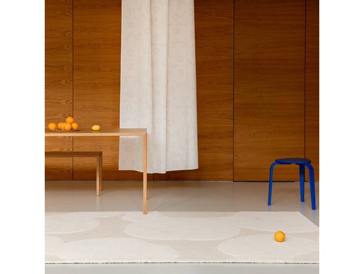 Handgetufteter Designer Teppich „Iso Unikko Natural“ aus 100% Wolle, verschiedene Grössen MARIMEKKO