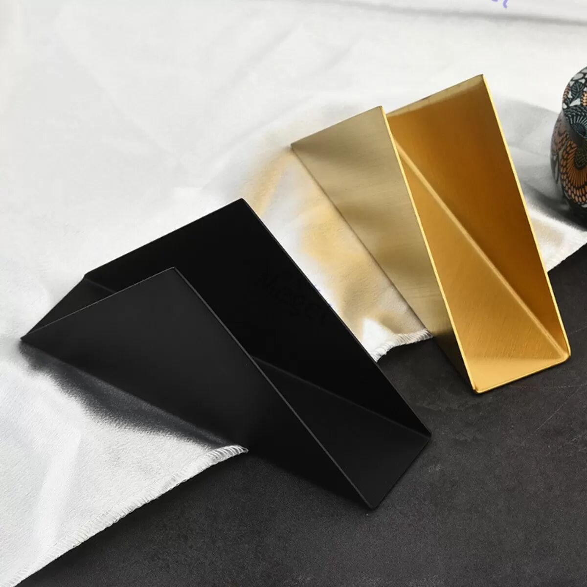 INF Porte-Serviettes Triangulaire Minimaliste Moderne en Acier Inoxydable - Distributeur de Serviettes Élégant Or