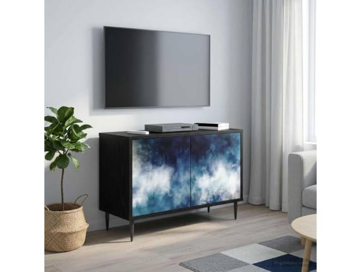 GKMBCVDFR TV-Schrank RAALTE 69 x 33 x 50,5 cm Schwarz Eichen-Optik Holzwerkstoff, schwarzes Eichenfinish, erhöhte Füße, dekoratives Muster, viel Stauraum