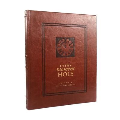 Every Moment Holy: Death, Grief, and Hope, Gebundene Ausgabe von Douglas Kaine McKelvey, Rabbit Room, 978-1-951872-05-2