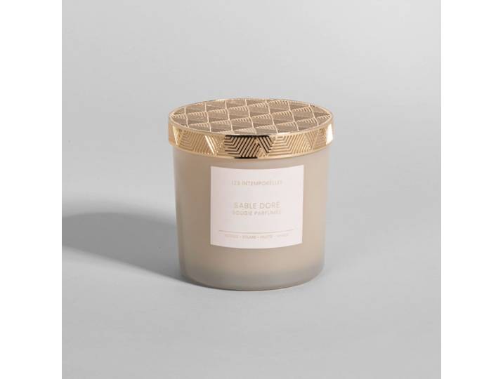 Beige-goldene Duftkerze, Duftrichtung „Goldener Sand“.