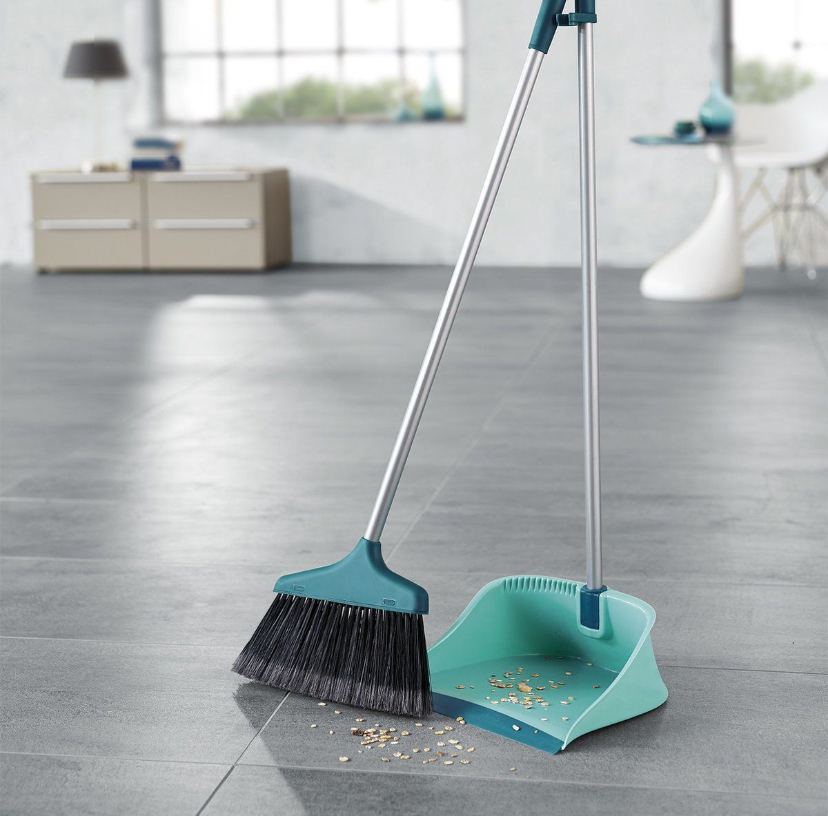 Leifheit 56669 Stoffer en blik met lange steel in asymmetrische bezemvorm - Turquoise