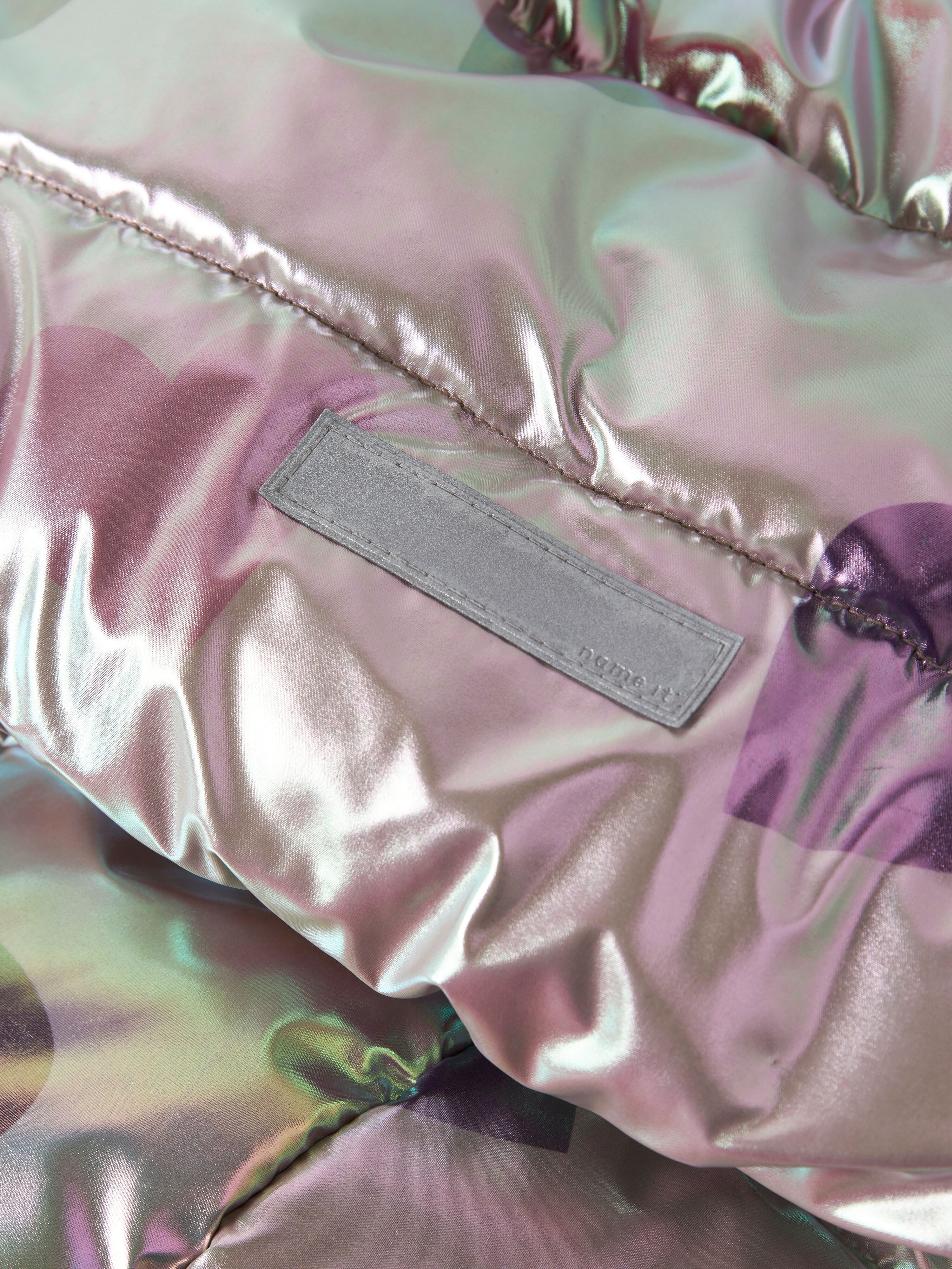 Steppjacke NAME IT "NMFMOLINA PUFFER JACKET SHINY AOP", Mädchen, Gr. 98, bunt (fungi), Web, Obermaterial: 100% Polyester, bedruckt, glänzend, normal, gerader Abschluss, Jacken Steppjacke, Kunstfaser, glänzende Optik fungi 98