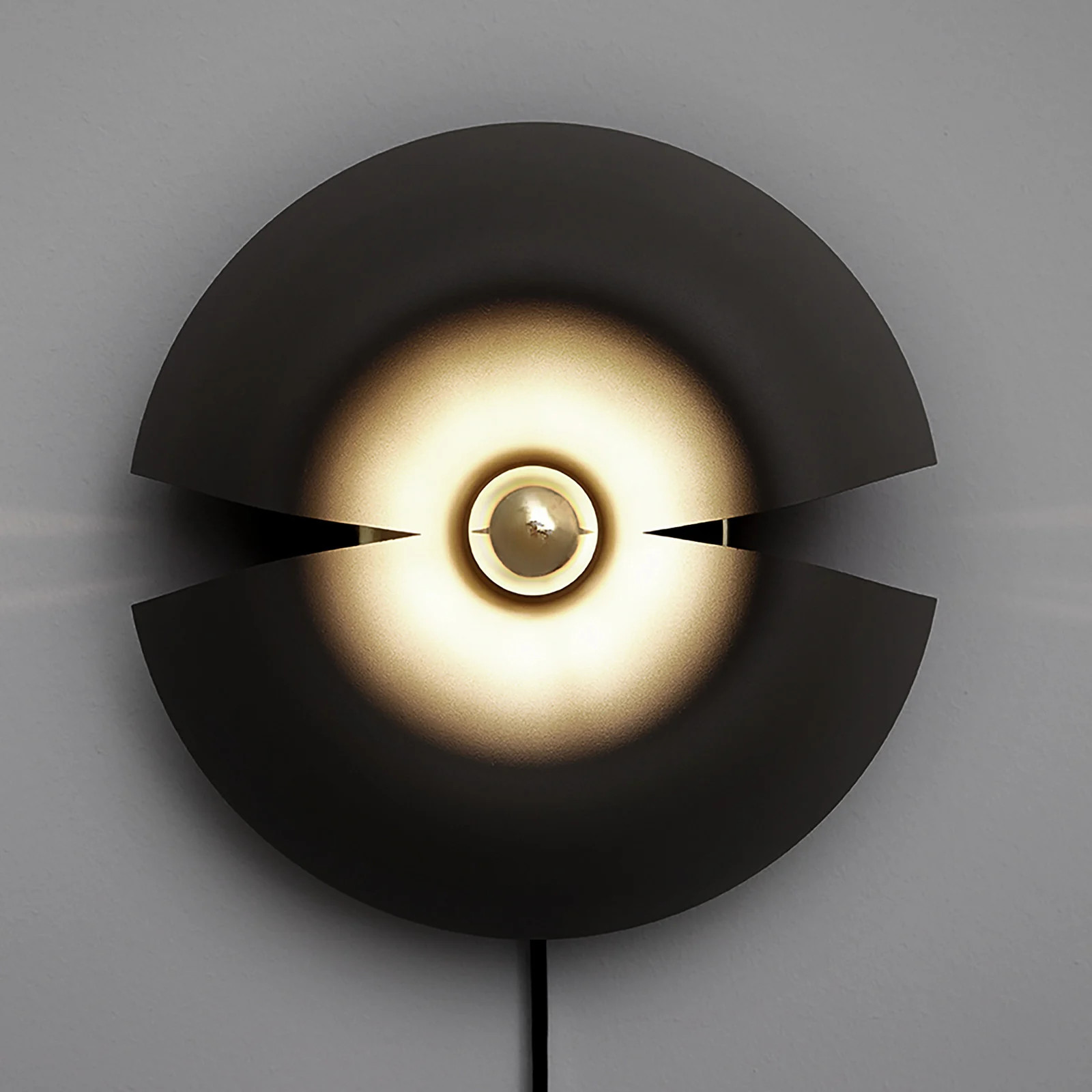 AYTM Cycnus Wandlamp - Zwart/Goud - Rond - Aluminium - Diameter: 30 cm