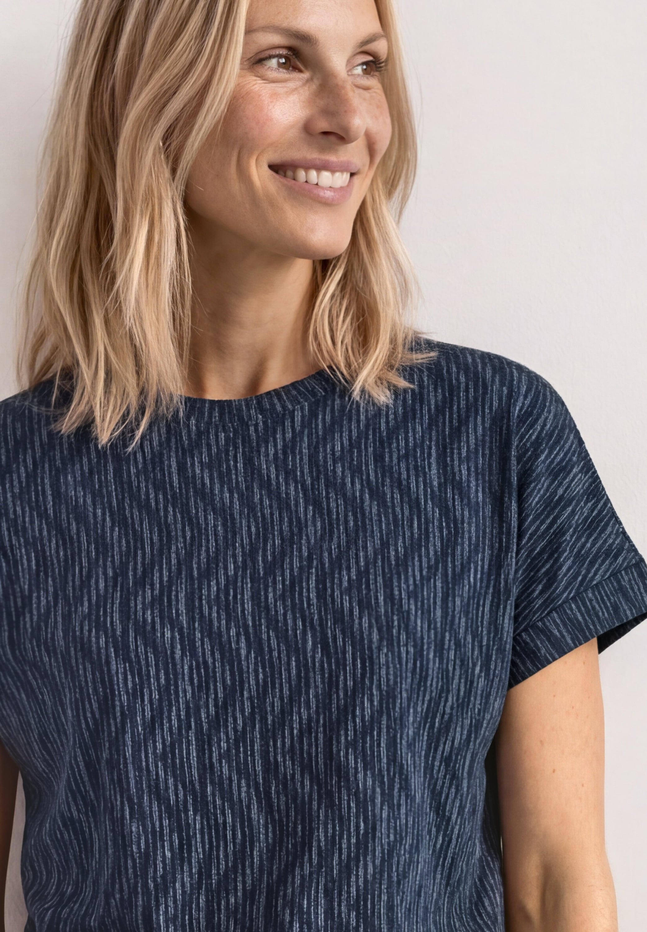 Kurzarmshirt STREET ONE, Damen, Gr. 34, blau (ashen blau), Jersey, Obermaterial: 49% Polyester, 43% Viskose, 8% Elasthan, gemustert, normal hüftbedeckend, Rundhals, abgesteppte Kante, Shirts Kurzarmshirt, Sommershirt mit Glitzer und grafischem Muster ashe