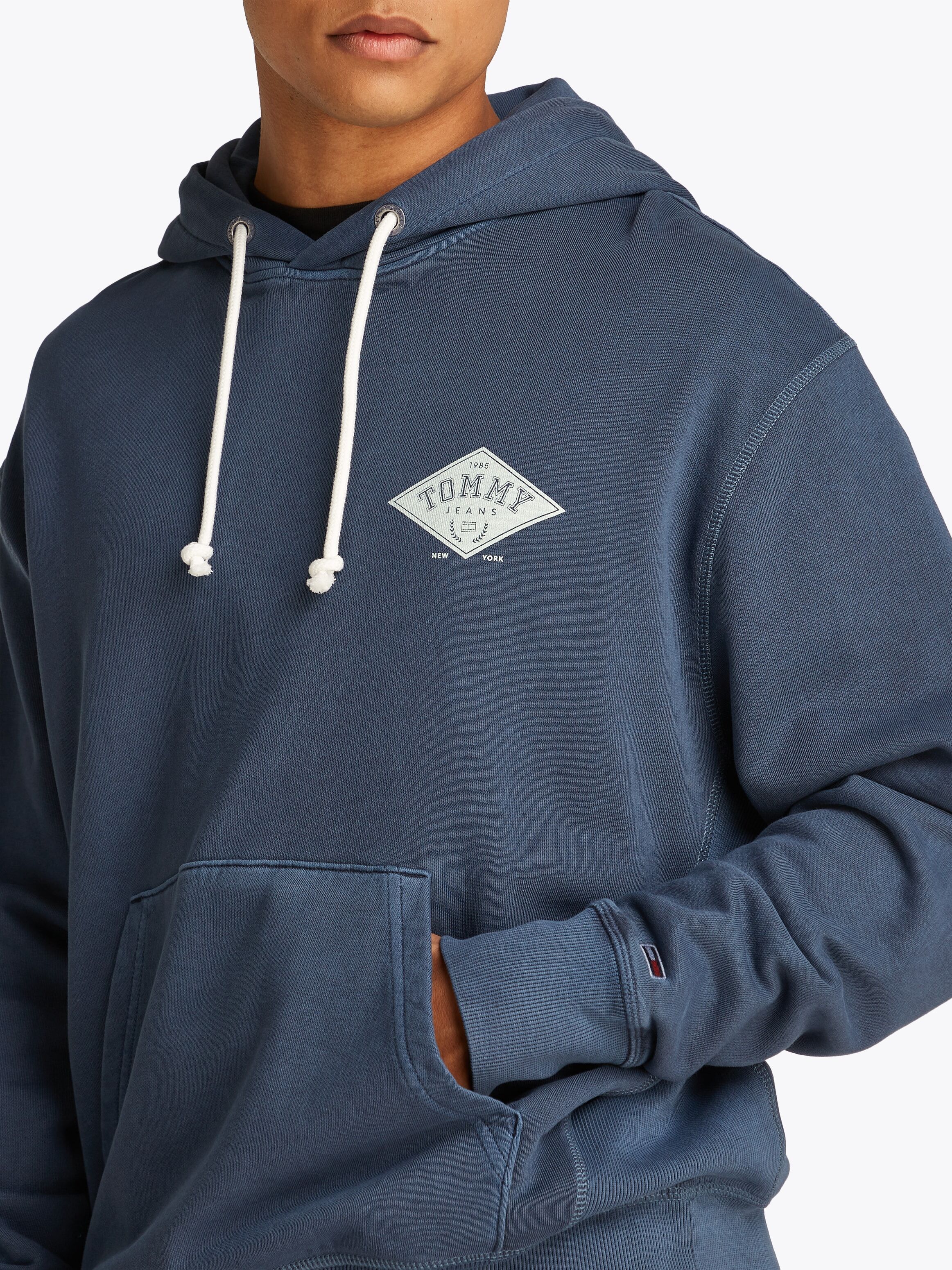 Kapuzensweatshirt TOMMY JEANS "TJM RLX VARSITY GRAPHICS HOODIE", Herren, Gr. XXL, blau (schwarz night navy), Sweatware, Obermaterial: 100% Baumwolle, relaxed fit, Rippbündchen, Sweatshirts Kapuzensweatshirt, mit grossem Rückenprint schwarz night navy XXL