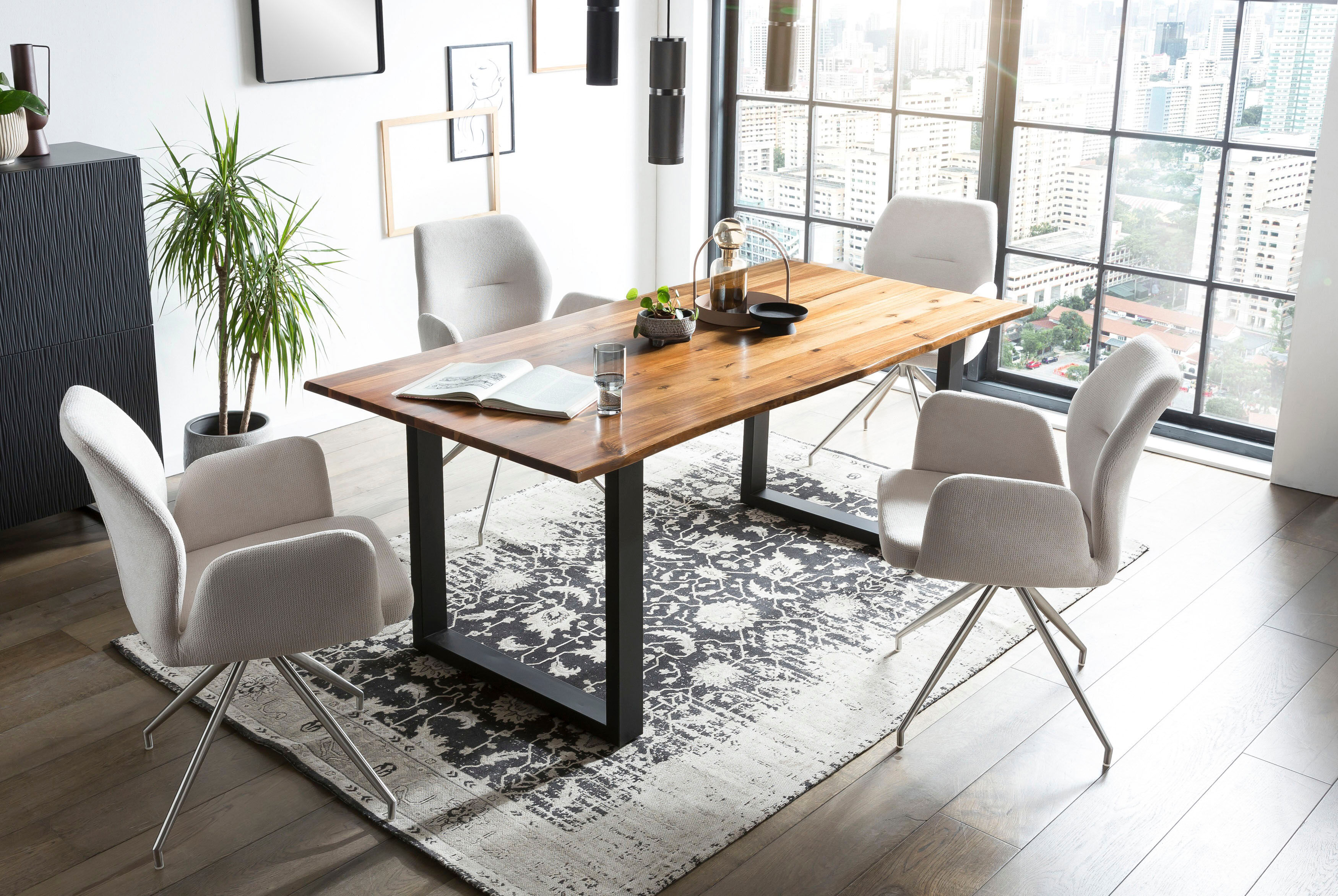 Baumkantentisch SALESFEVER "Villach Esstisch mit natürlicher Ausstrahlung", braun (cognac, schwarz, schwarz, cognac), B:140cm H:77cm T:80cm, Tische, Baumkantentisch, Sichtbare Maserung und Astlöcher, Esstisch aus Massivholz cognac, schwarz, schwarz, cogna