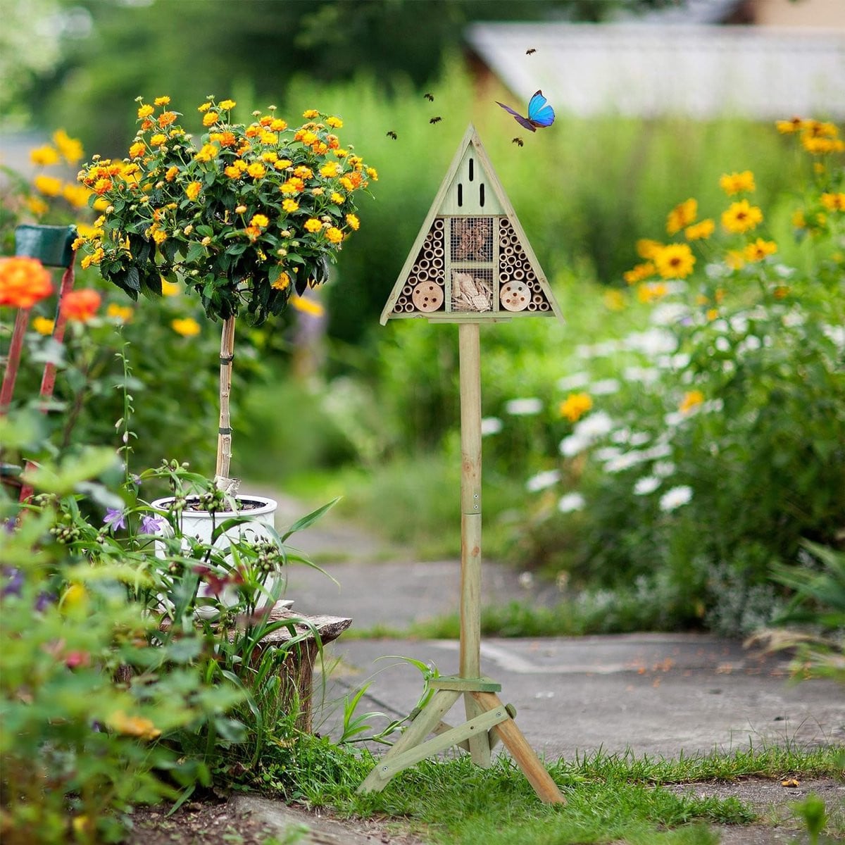 Design insectenhotel van natuurlijke materialen voor bijen, lieveheersbeestjes en vlinders