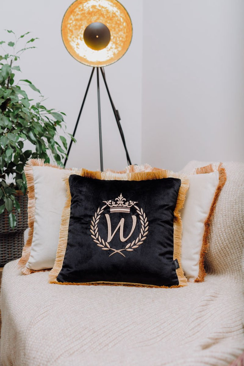 Sandra Mika Decoratief kussen met geborduurd monogram letter W zwart fluweel 40 x 40 cm