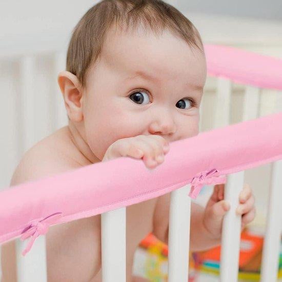 Zacht kinderbedhek met anti-bijt bescherming in het roze