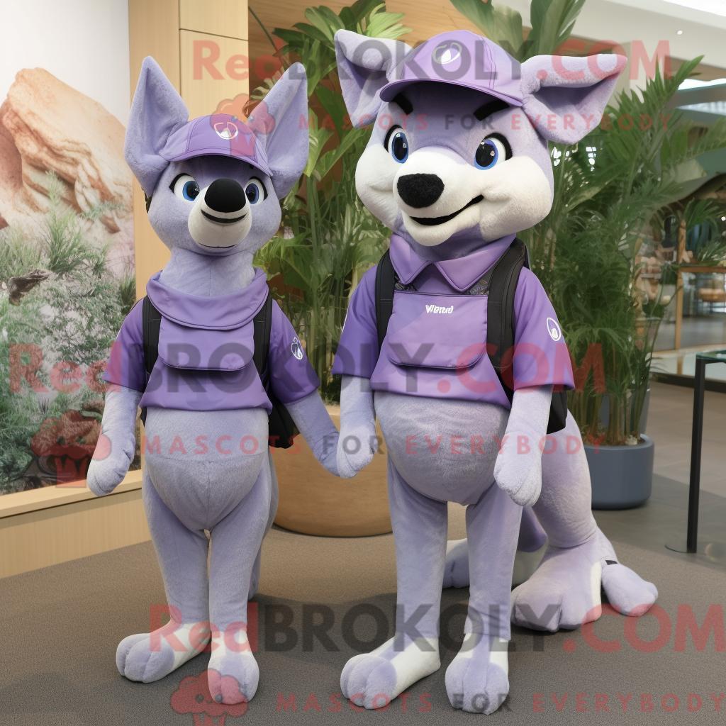 Maskottchenfigur REDBROKOLY eines Lavender Dingo mit Yogahose und Messengerbag