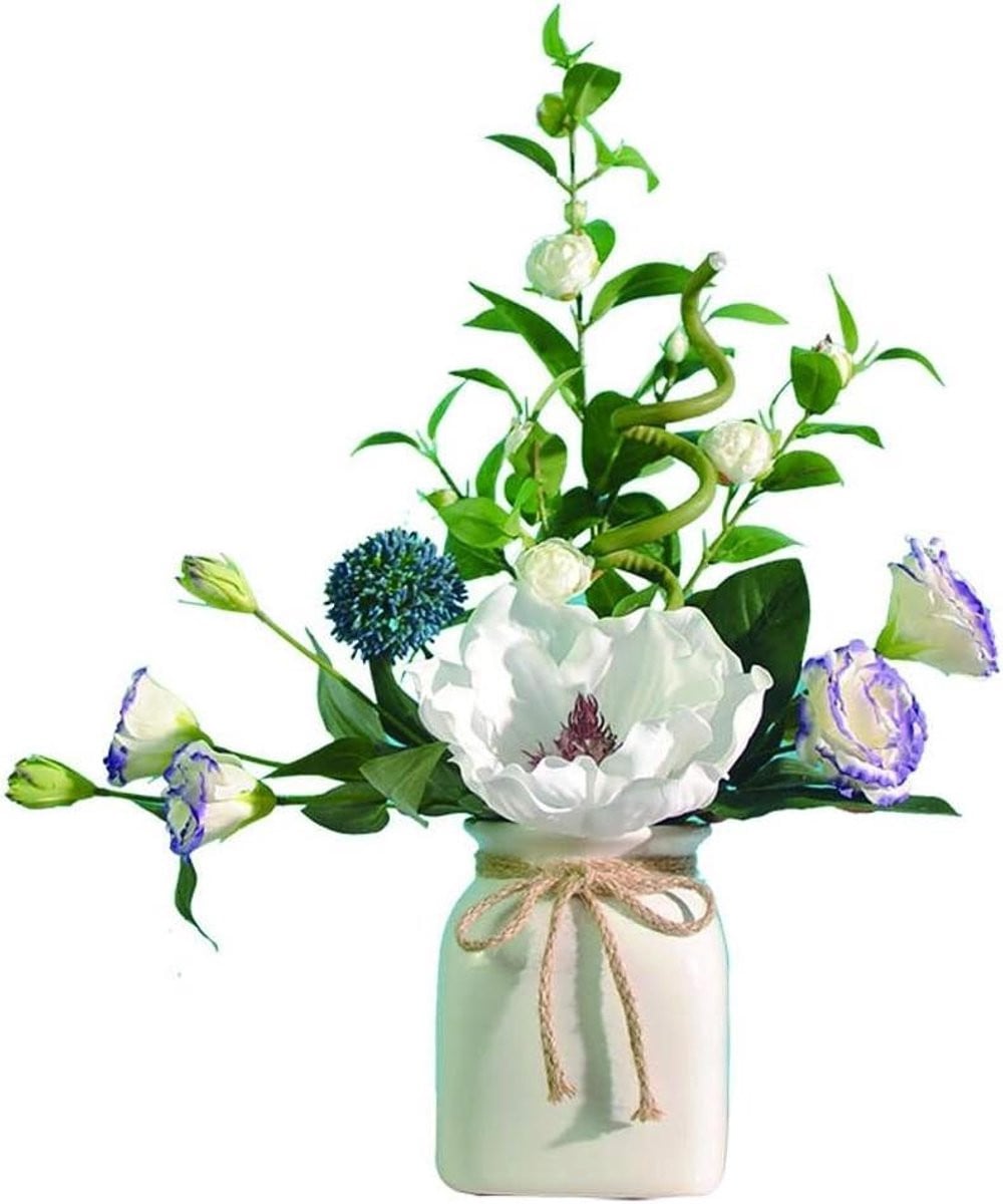 Blauwe kunstbloemen met vaas voor decoratie in de woonkamer