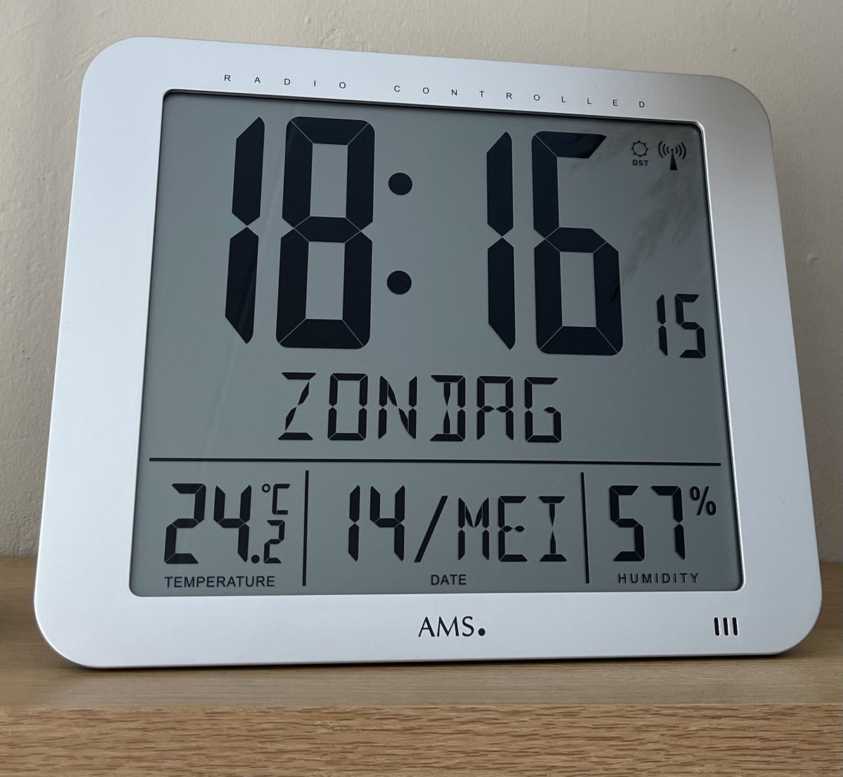 AMS F5884 Digitale Klok - Wandklok en Tafelklok - Zilverkleurig - Radiogestuurde tijdsaanduiding en Temperatuur